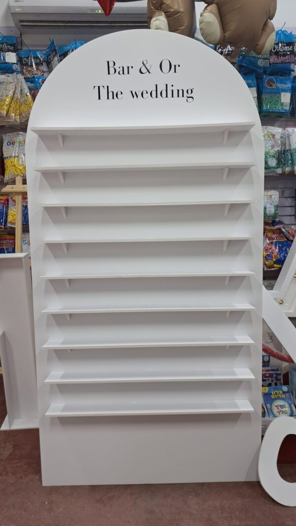 קאפה קרניז עם מדפים לג'יסרים ולעמדת משקפיים לחתונה